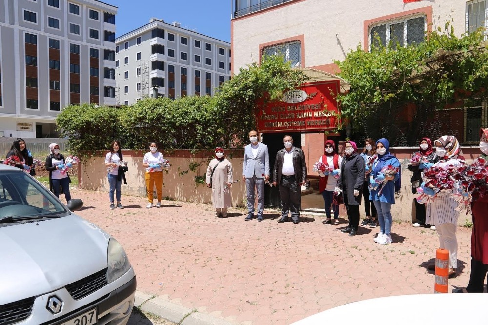 Annelere çiçek hediyesi 