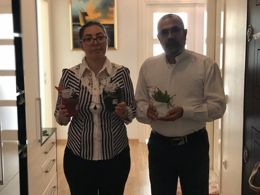 Annelere ilk hediye Mersin Büyükşehir Belediyesi’nden 