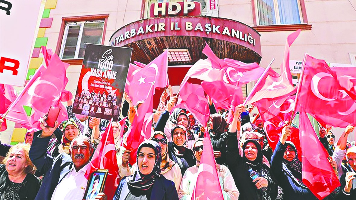 Annelerin ahı 7’li masayı yerle bir etti