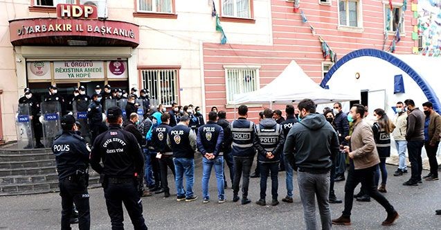Annelerin elinden zor kurtuldu! Annelere tüküren alçak gözaltında