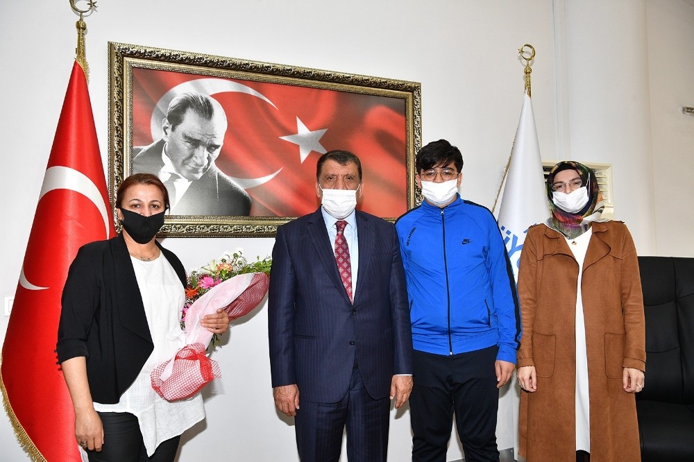 Anneme Mektup yarışmasında dereceye girenlere ödül 