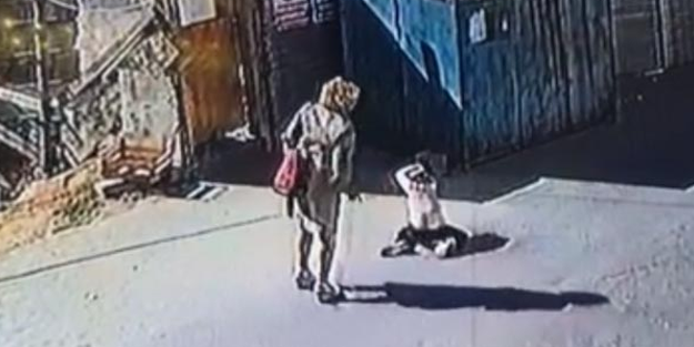 Annenin çocuğuna yaptıklarına mahalleli isyan etti