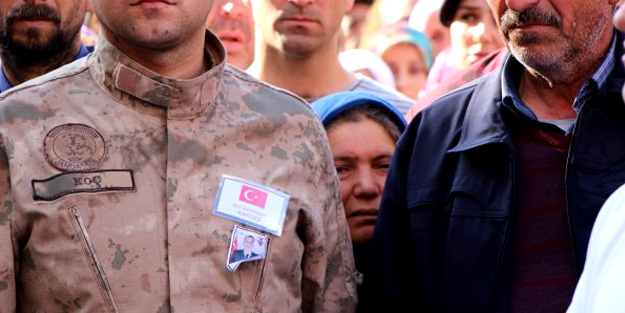 Annenin şehit oğlunun tabutuna bakışı yürekleri burktu