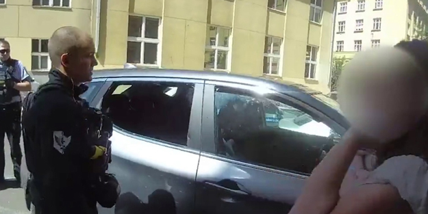 Annesi arabada bırakıp alışveriş yaptı! Bebek sosyal hizmetlere verildi