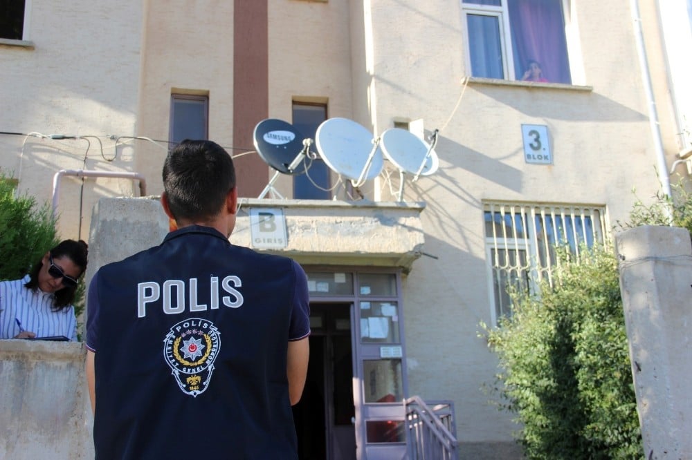 Annesi kilitledi, polis çilingirle kurtardı 