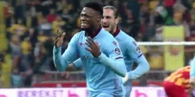 Annesi vefat etmişti... Golü attı, gözyaşlarına boğuldu!