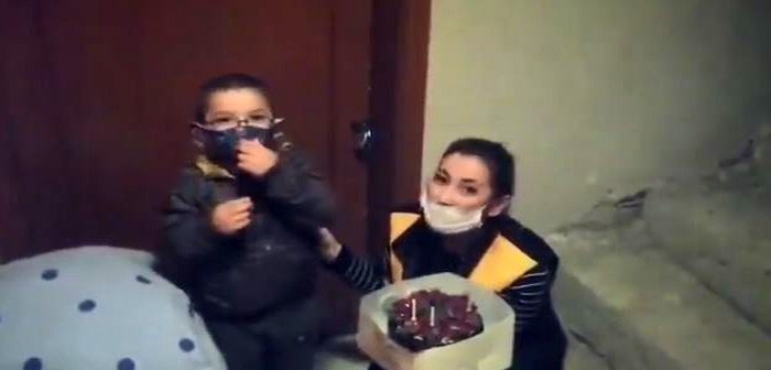 Annesinden uzaktaki çocuğa doğum günü sürprizi 