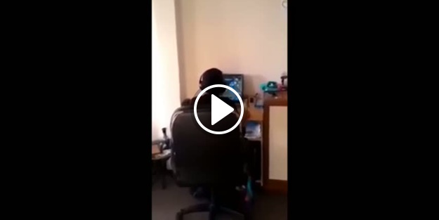 Annesine kızınca monitörü parçaladı