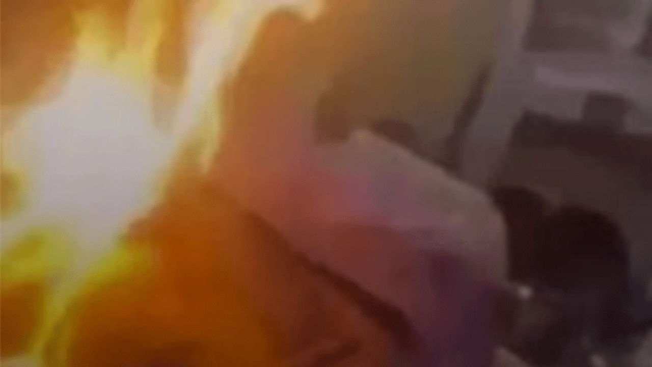 Annesine kızıp canlı yayında evi yaktı!