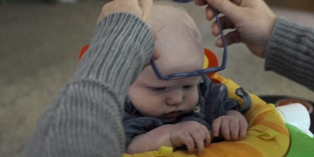 Annesini ilk defa gören sevimli bebek