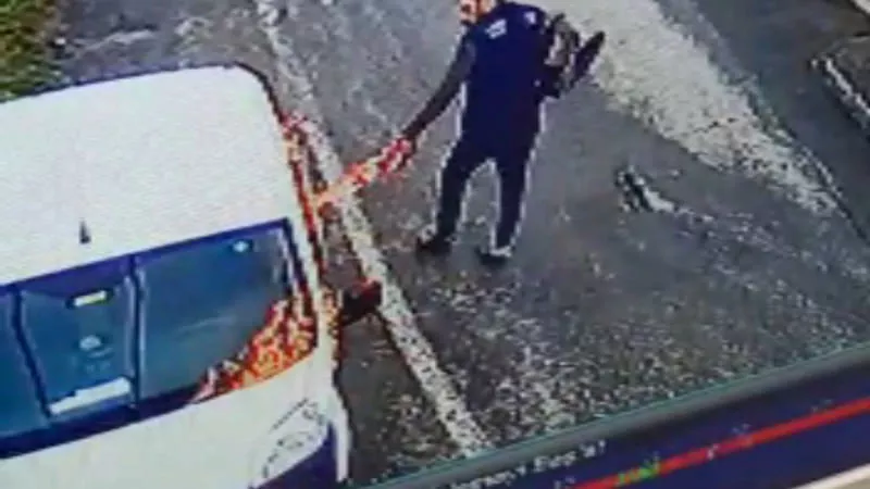 Annesini yakmaya çalıştı! Sebebi kan dondurdu