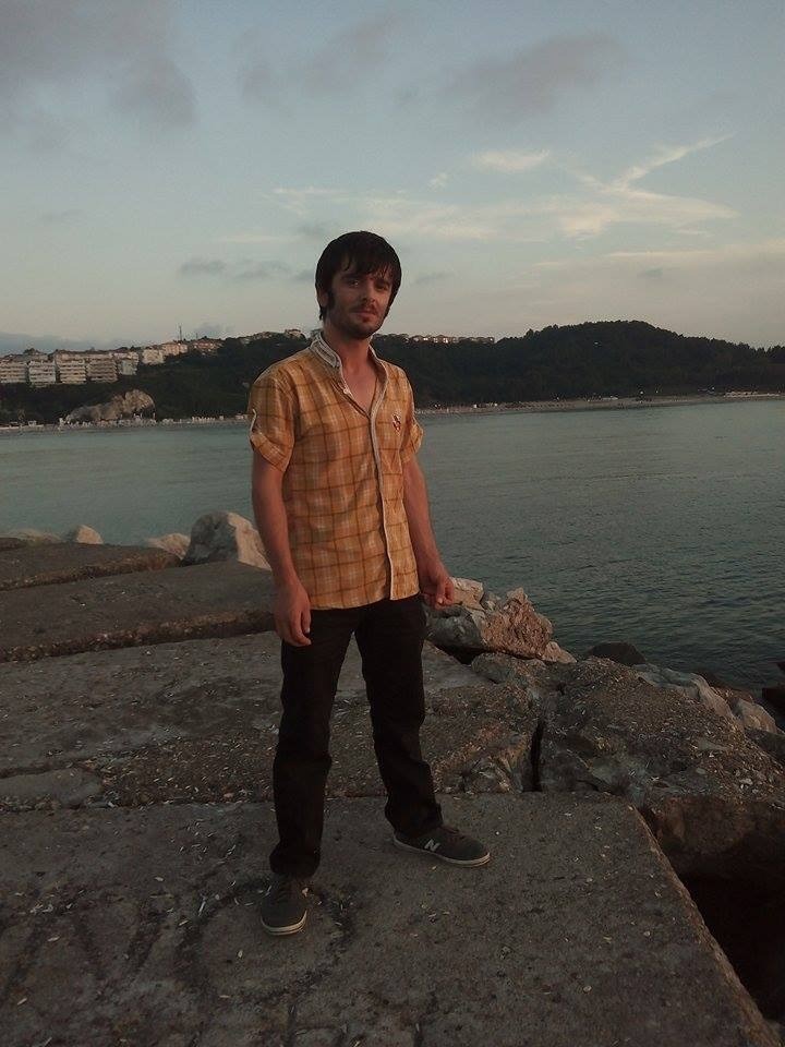 Annesini yatağında silahla vurarak öldürdü 