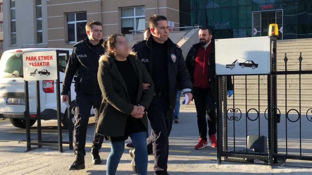 Annesinin karnına vurduğu iddia edilen küçük kız hayatını kaybetti 