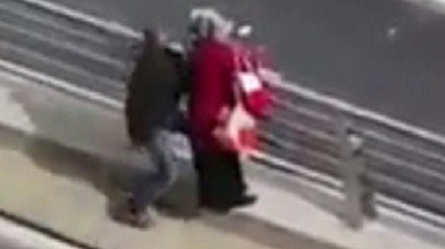 Annesinin üst geçitten sarkıttığı çocuk koruma altında