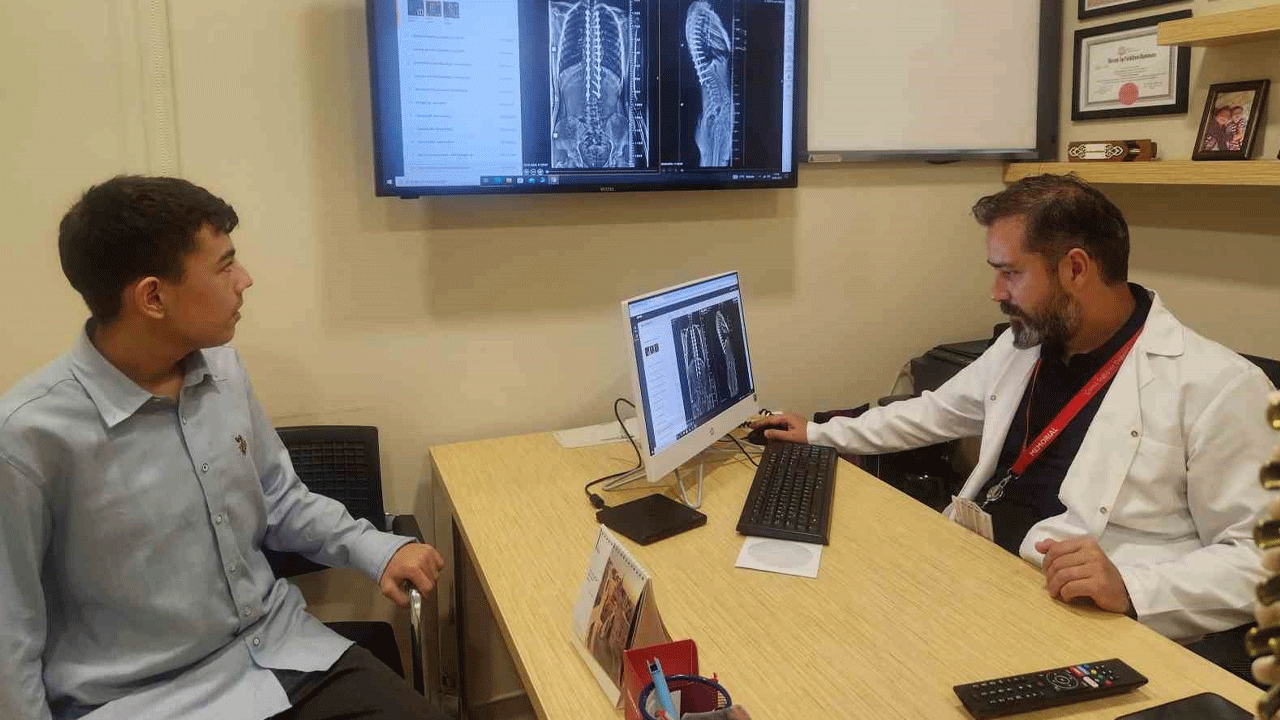 Annesi yıllardır “dik dur” diyerek uyarıyordu! 3 saatte 5 santim uzadı!