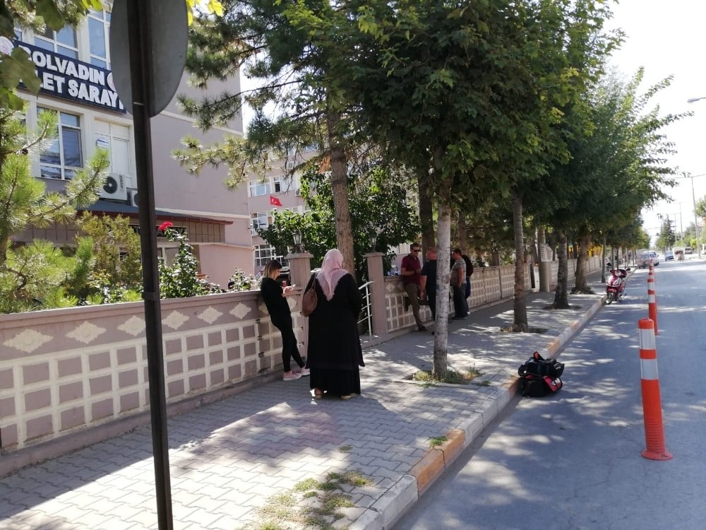 Annesiyle birlikte babasını ekmek tandırında yakan kız tahliye oldu 