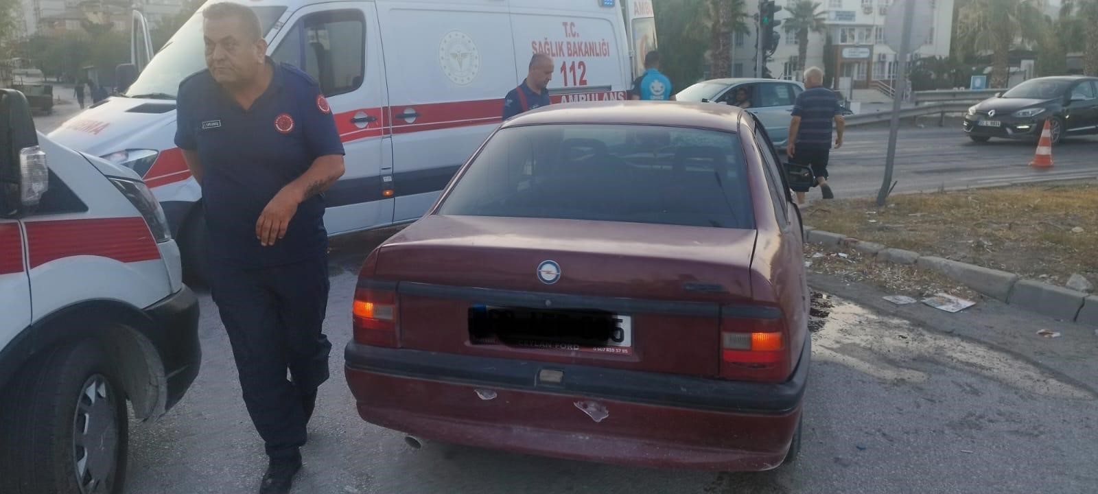 Antakya’da iki otomobilin karıştığı kazada 4 kişi yaralandı