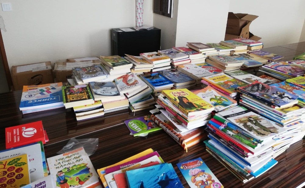 Antalya Ahlat Eğitim Kültür Derneğinden kitap desteği 