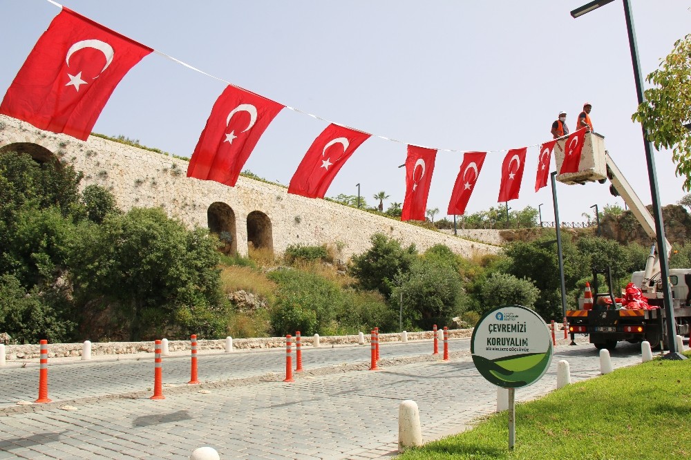 Antalya al bayraklarla süslendi 