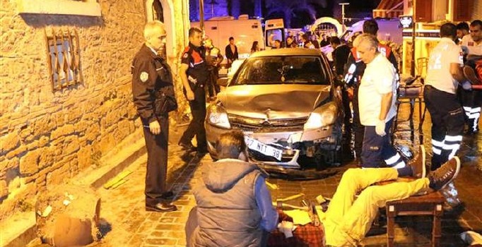 Antalya alkollü sürücü yayalara çarptı: 3 yaralı