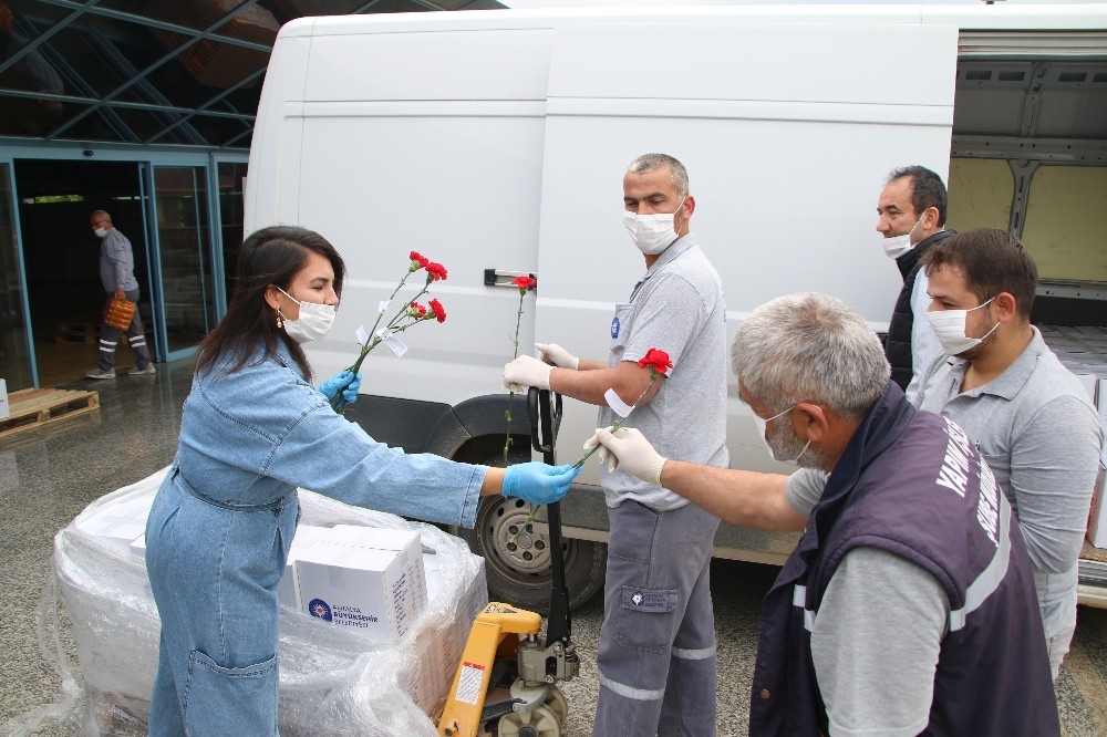 Antalya Büyükşehir personeline 1 Mayıs çiçeği 