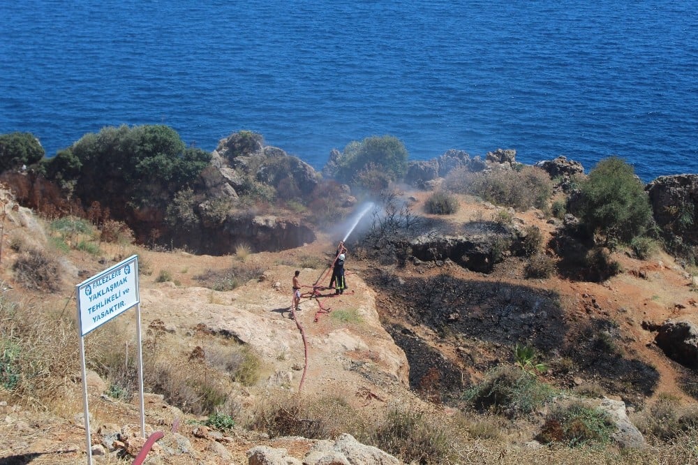 Antalya falezlerde makilik yangını 