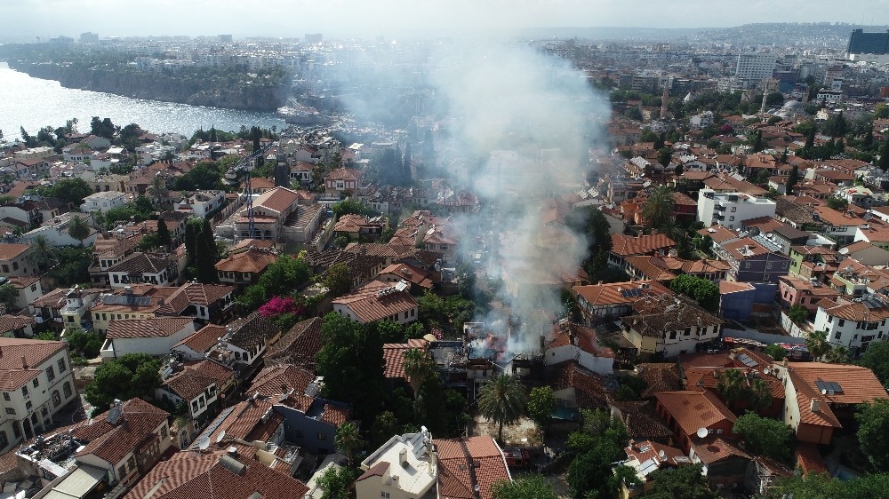 Antalya Kaleiçi’ndeki tarihi kerpiç bina alev alev yandı 