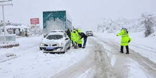 Antalya-Konya kara yolu kar nedeniyle tır geçişlerine kapatıldı