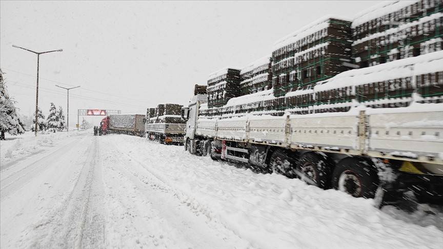 Antalya-Konya kara yolu kar nedeniyle tırların geçişine kapatıldı
