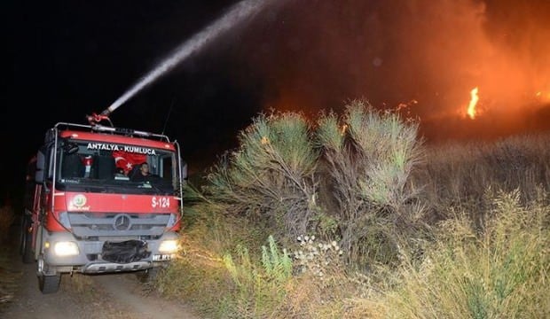 Antalya Kumluca'da korkutan yangın söndürüldü