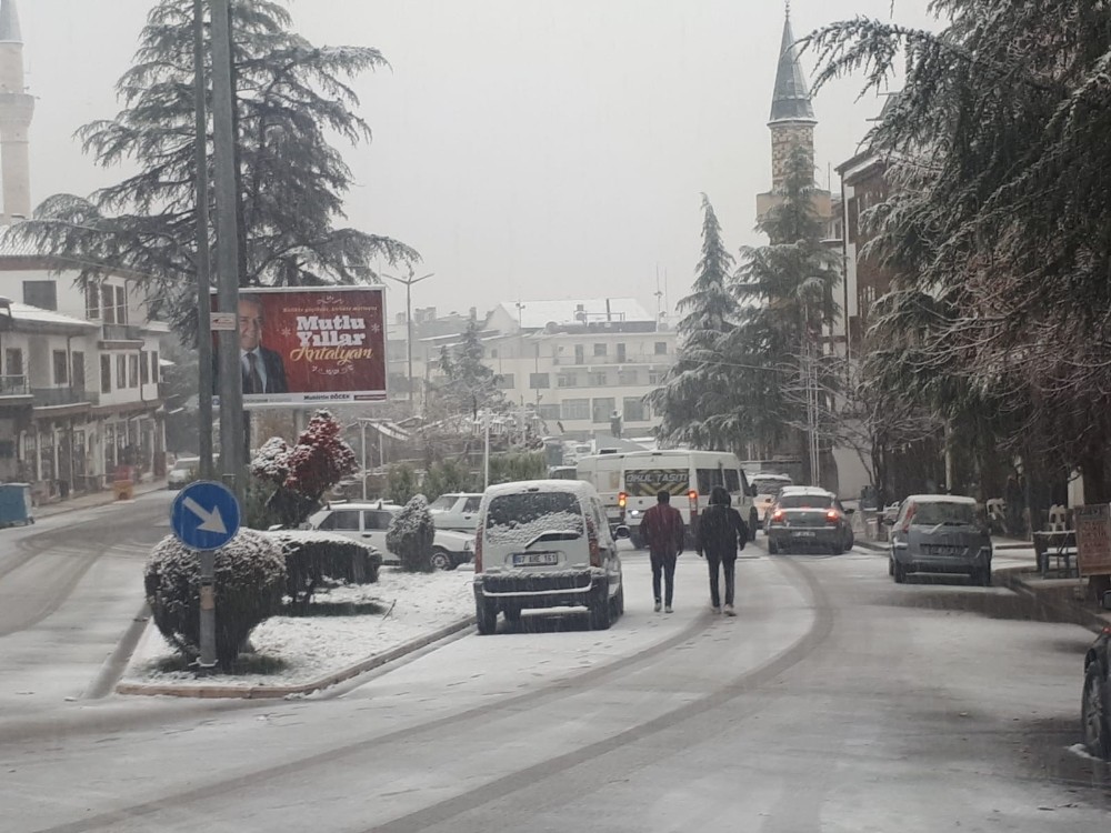 Antalya ’nın Korkuteli ilçesinde kar kalınlığı 25 santime ulaştı, elektrikler kesildi 