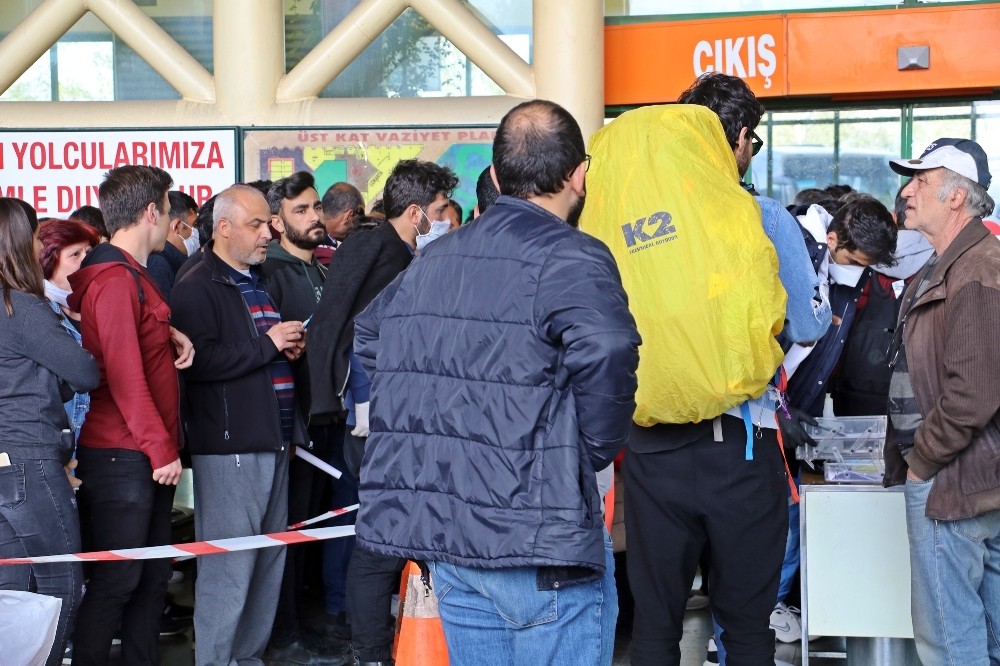 Antalya otogarı izin komisyonu önünde aşırı yoğunluk 