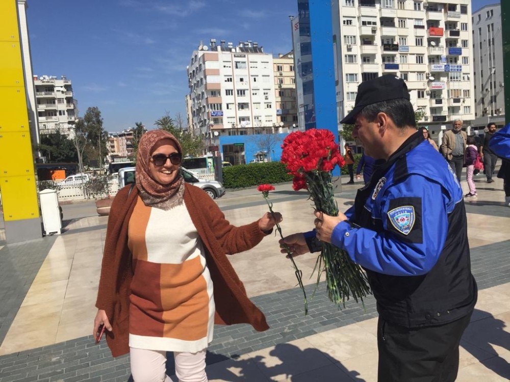 Antalya Polisi kadınlara çiçek dağıttı 