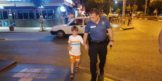 Antalya polisi kaybolan Rus çocuğun ailesini cadde cadde aradı