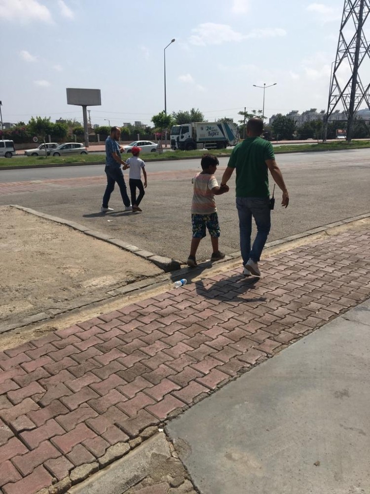 Antalya polisinden sokakta çalıştırılan ve dilendirilen çocuklara yönelik uygulama 