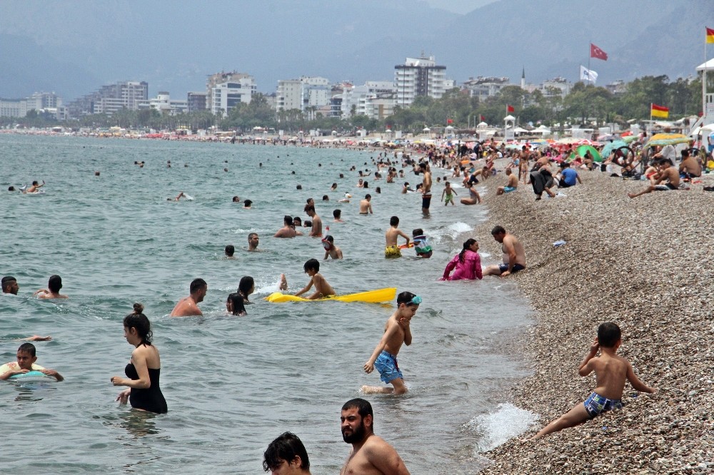 Antalya sahillerinde pazar günü yoğunluğu 
