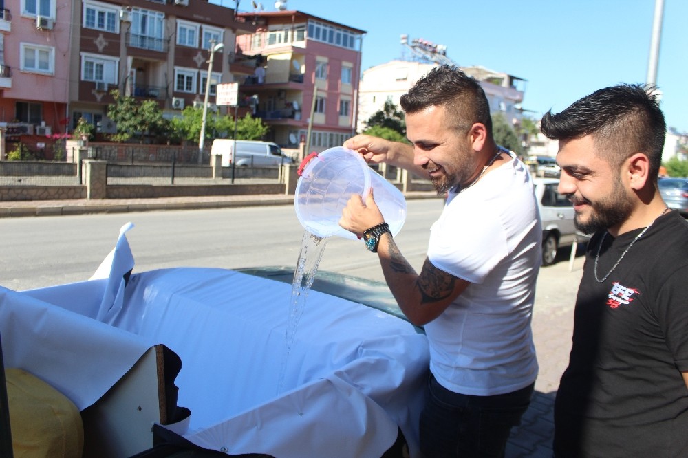 Antalya sokaklarında üstü açık otomobille havuz keyfi 