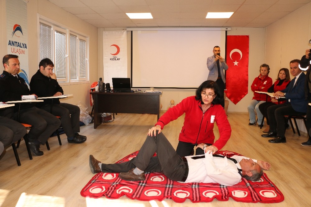Antalya Ulaşım A.Ş. şoförlerine ilk yardım eğitimi 