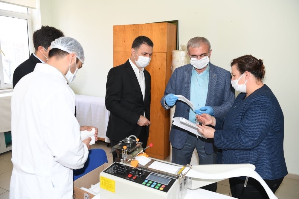 Antalya Valiliği 3 milyon 700 bin maske dağıttı 