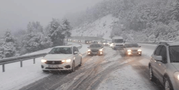 Antalya ve Muğla'ya gidecekler dikkat! Kar yağışı yolu kapattı
