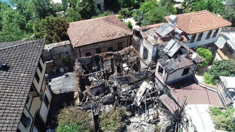 Antalya’da 2 katlı ahşap yapı kül oldu 