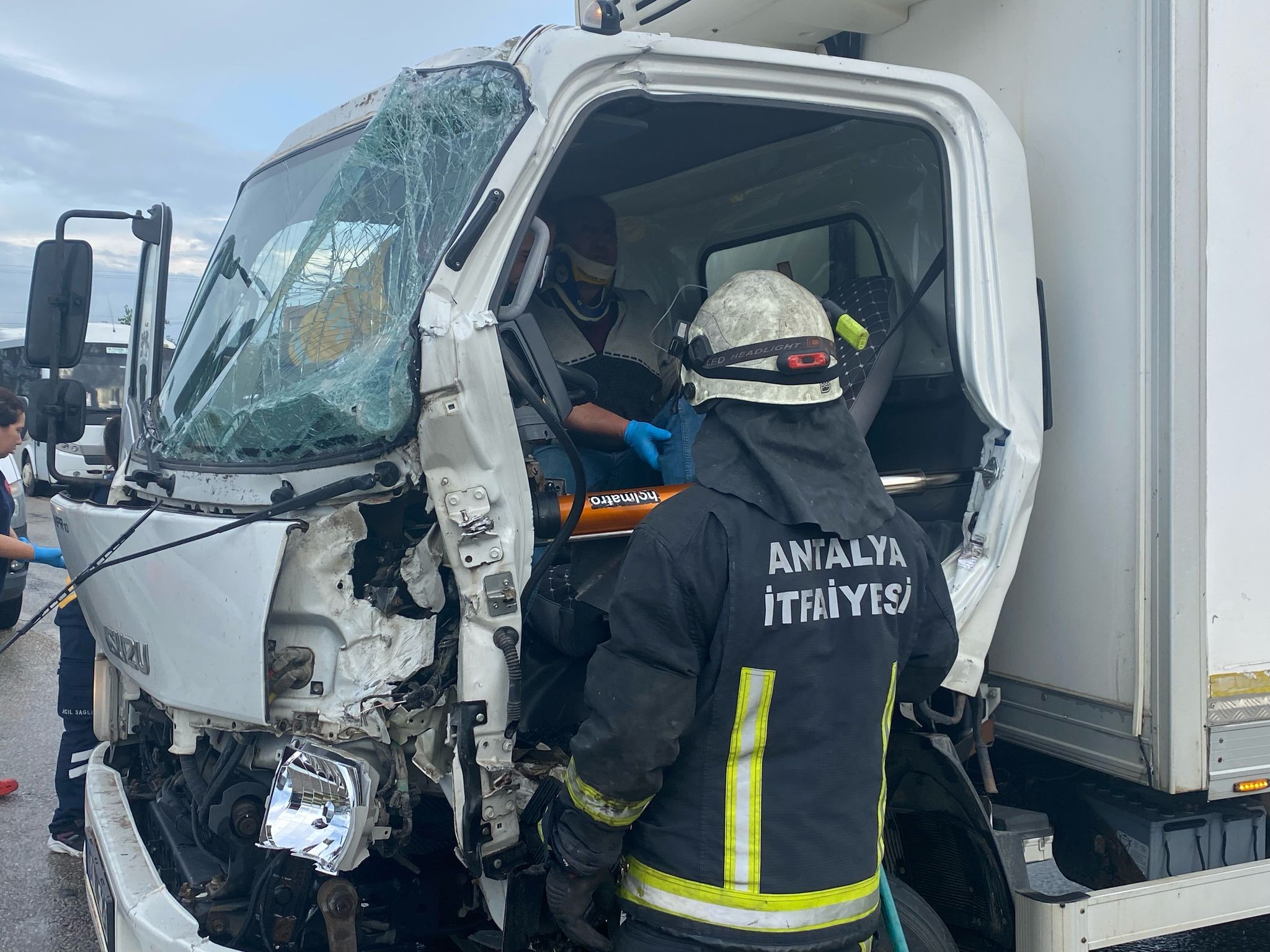 Antalya’da 3 aracın karıştığı zincirleme kazada 1 kişi yaralandı