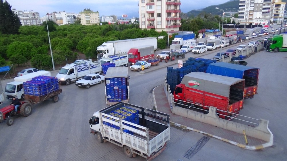 Antalya’da 3 günlük kısıtlamanın ardından kilometrelerce kuyruk oluştu 
