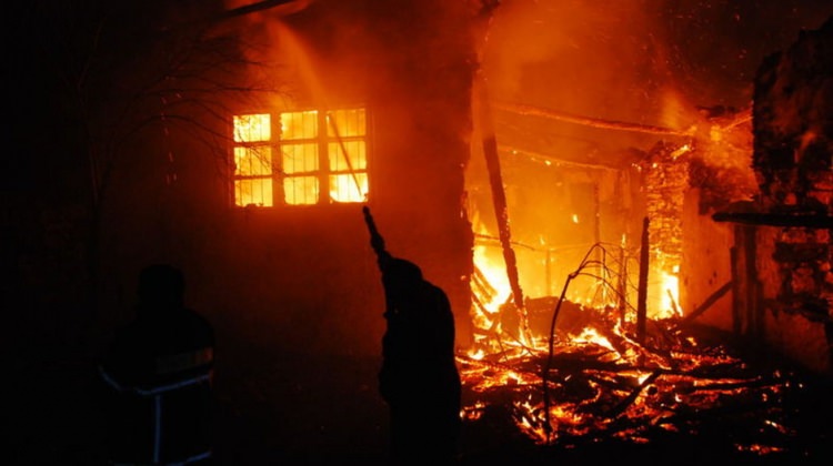 Antalya'da 300 yıllık ahşap düğmeli ev yandı