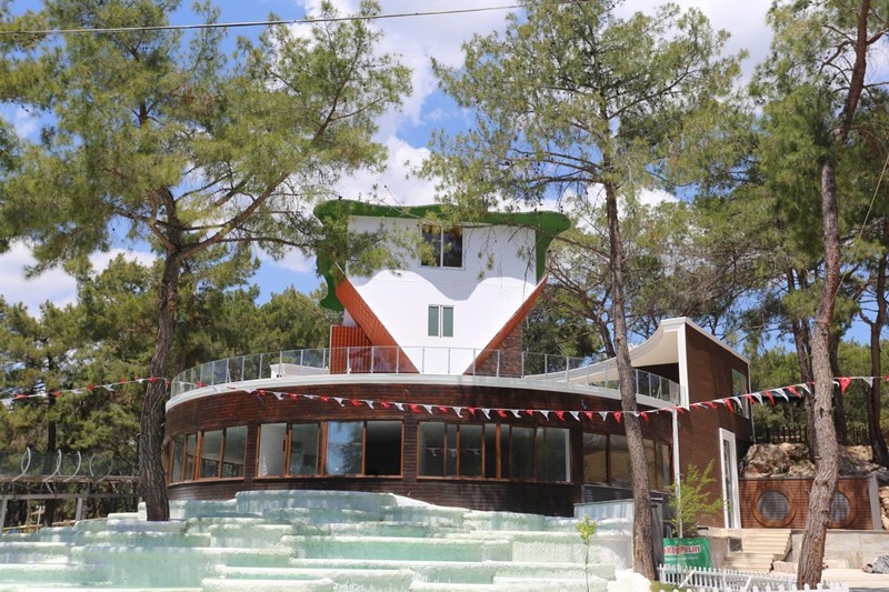 360 derece dönebilen 'ters ev' yapıldı!