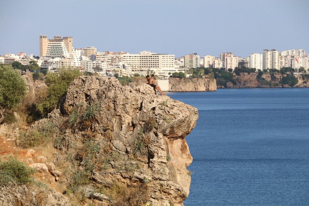 Antalya’da 40 metrelik falezlerden ölümüne atlayışlar 