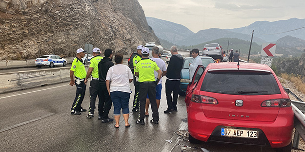 Antalya'da 5 aracın karıştığı zincirleme kaza: Uzun araç kuyruğu oluştu