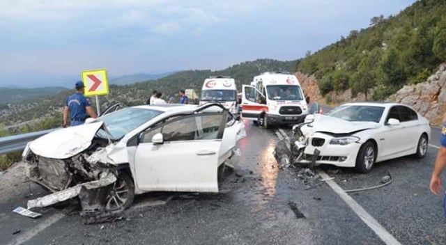 Antalya'da 6 araç birbirine girdi! Çok sayıda yaralı var...