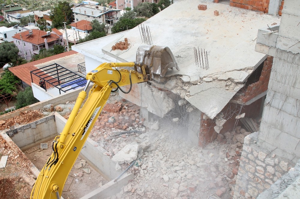 Antalya’da 654 yapı yıkıldı, bin 127 kaçak yapı daha yıkılacak 