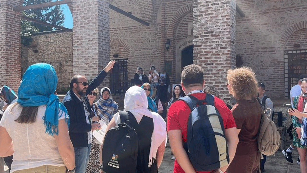 Antalya'da 800 yıllık eser turist akınına uğruyor!